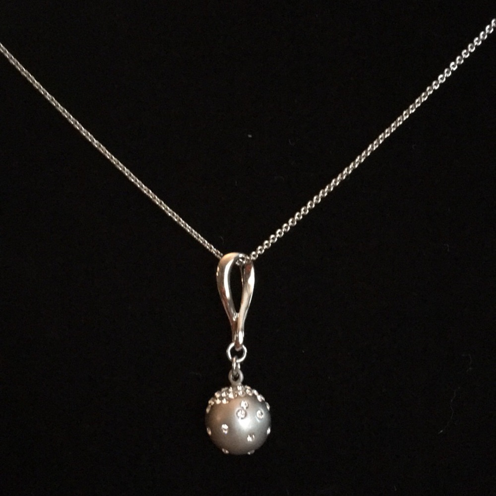 Necklace with round pendant. - Picture 2 of 3